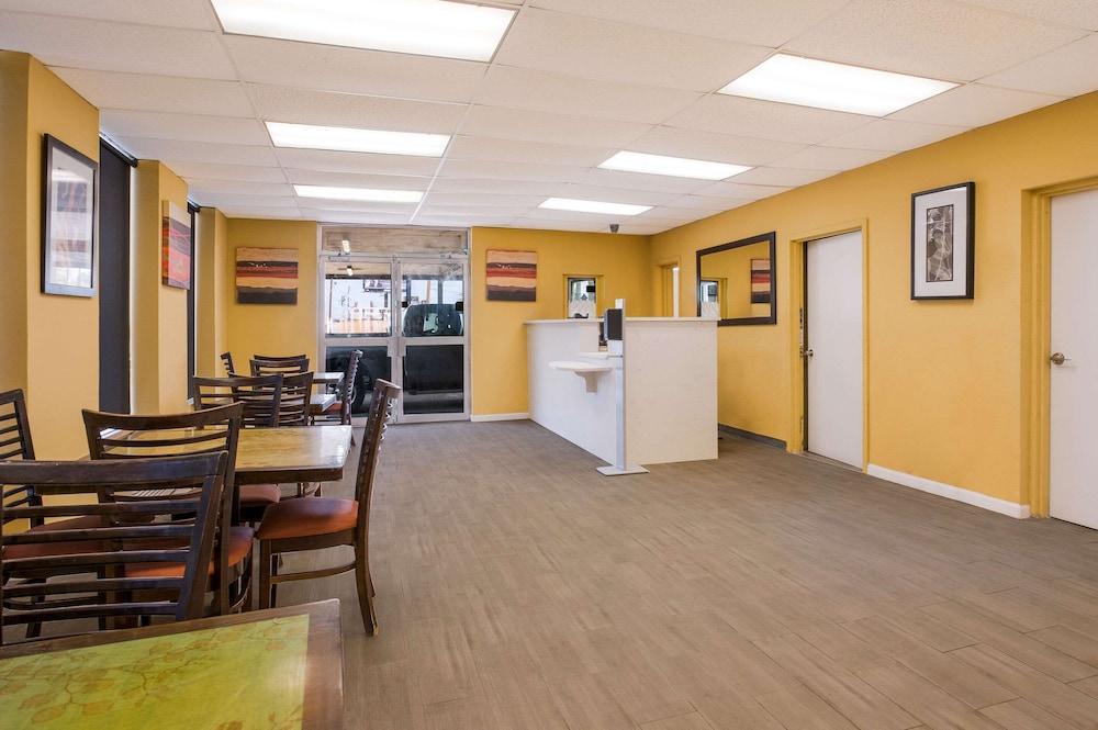 Econo Lodge Gretna - New Orleans photo 8