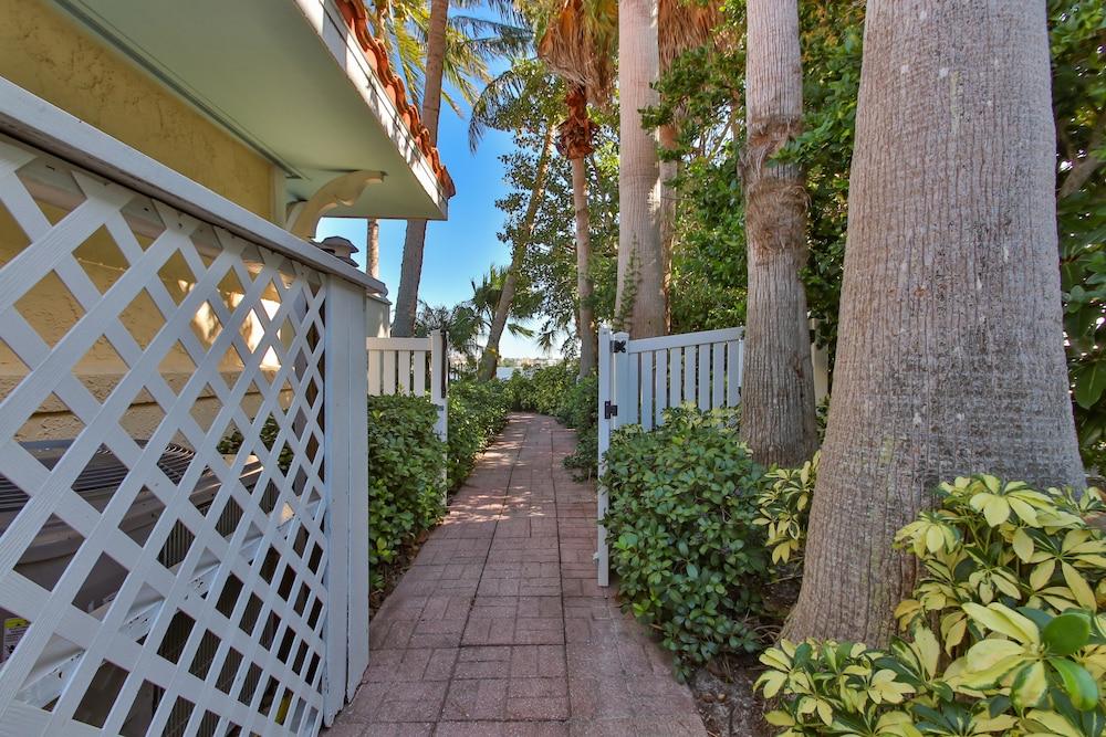 Tortuga Inn Beach Resort photo 85