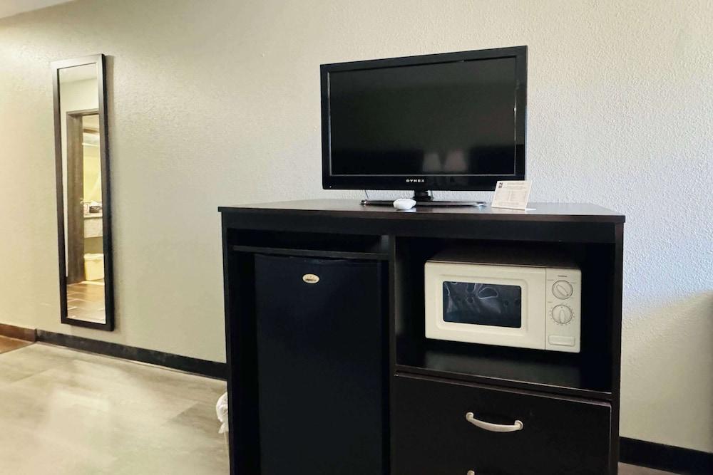 Econo Lodge Inn & Suites Centerville photo 12