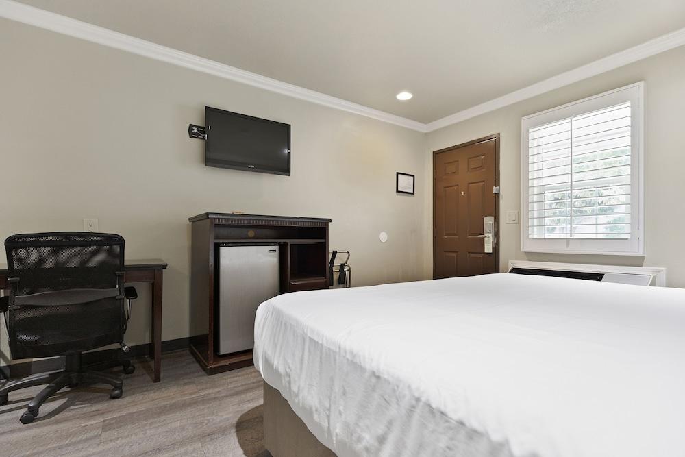 Le Blanc Inn & Suites photo 52