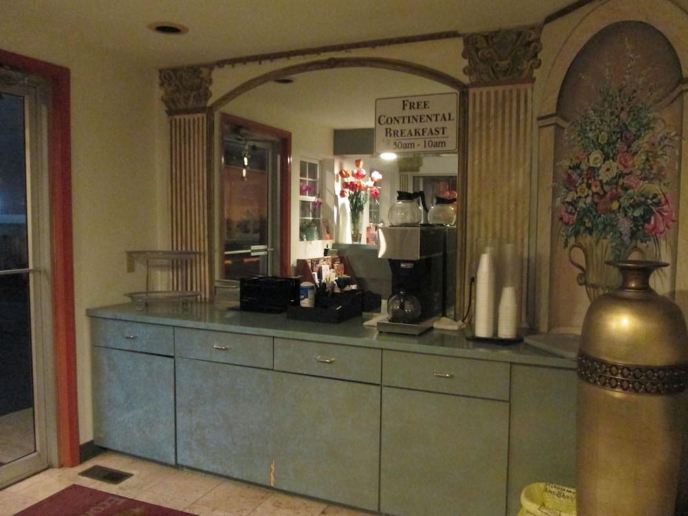 Delux Inn & Suites photo 16