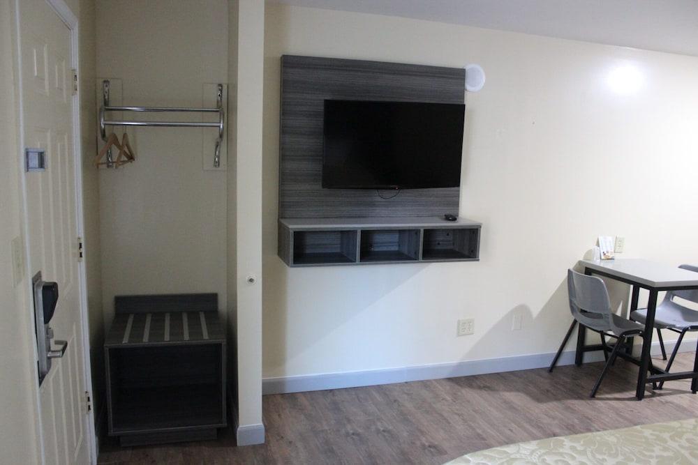 Homestead Inn photo 3