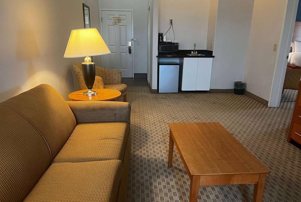 Baymont by Wyndham Brenham photo 24