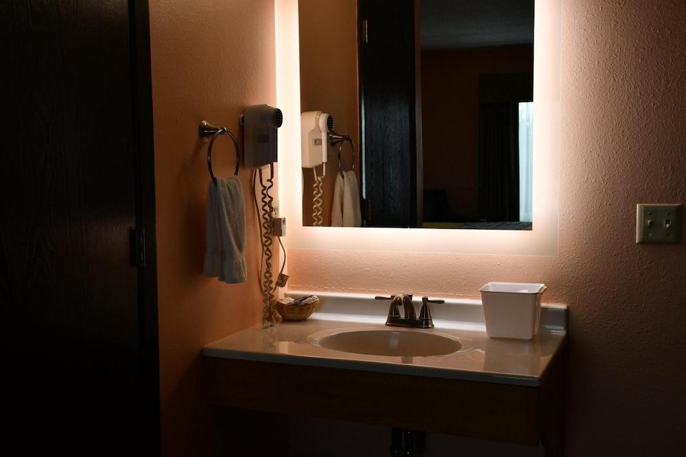 Regency Inn & Suites photo 29