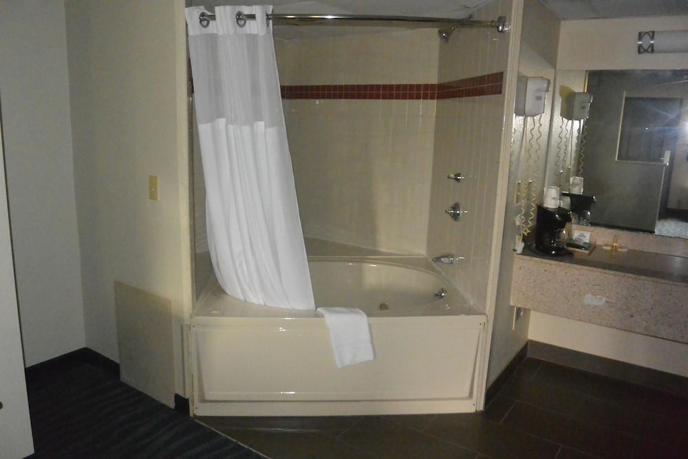 Days Inn by Wyndham Clarksville North photo 24