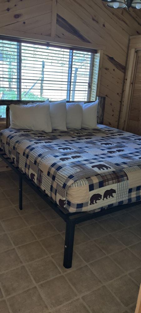 Twin Pines Lodge & Cabins photo 34