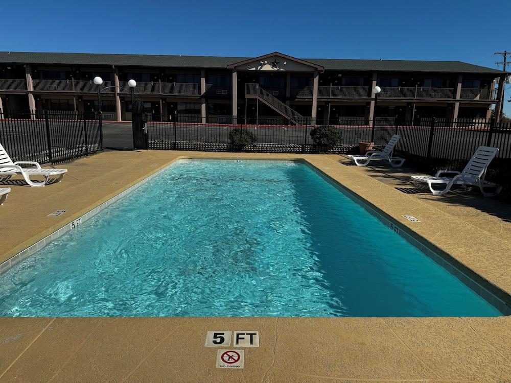 Super 8 by Wyndham Giddings photo 27