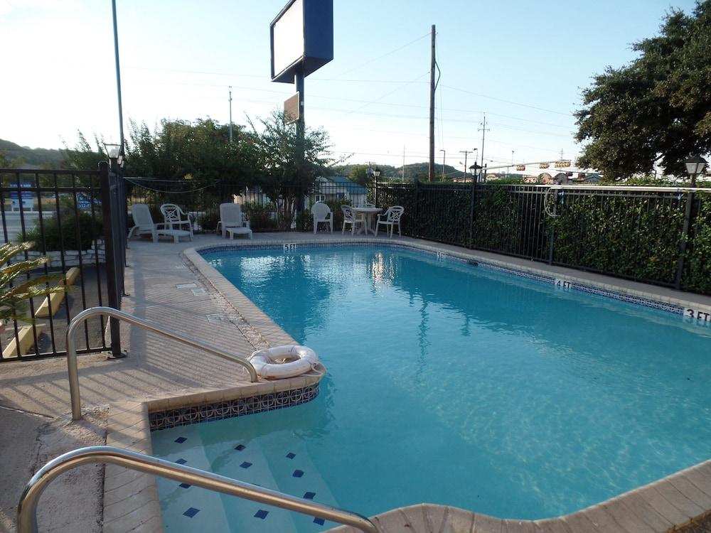 LoneStar Inn photo 7