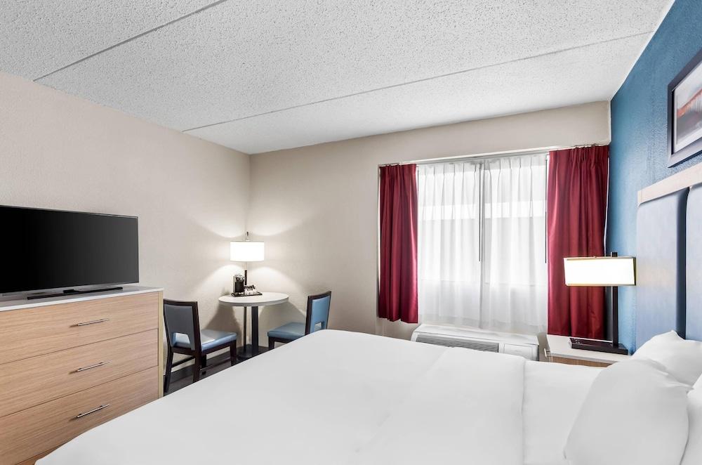 Suburban Studios Charleston - Civic Center photo 16