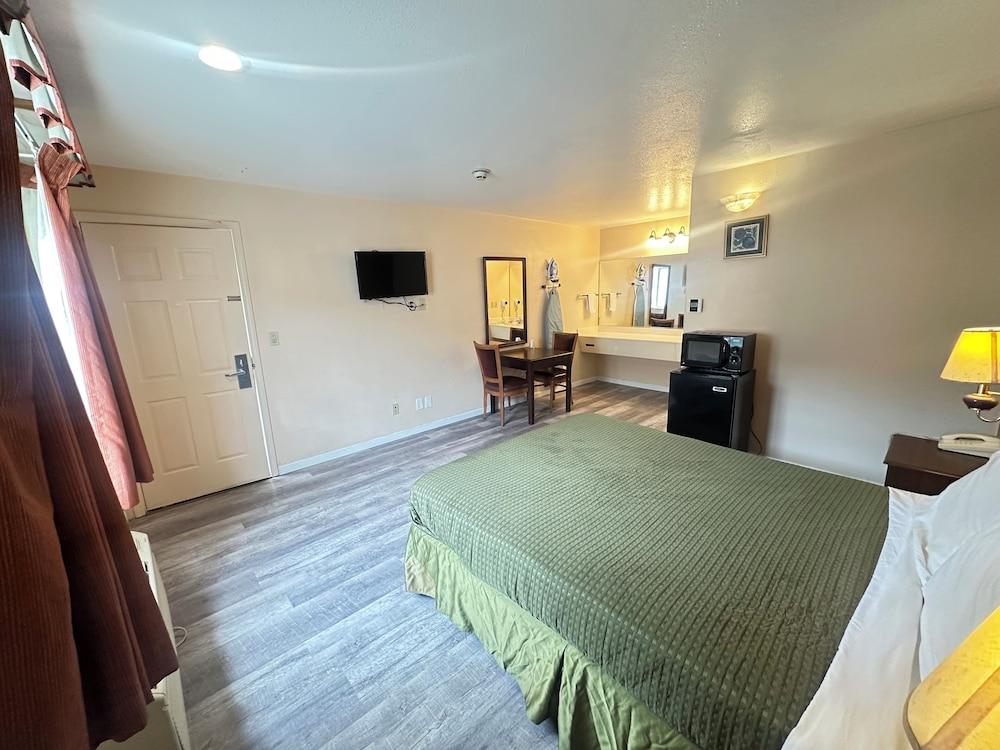 ROYAL INN photo 3