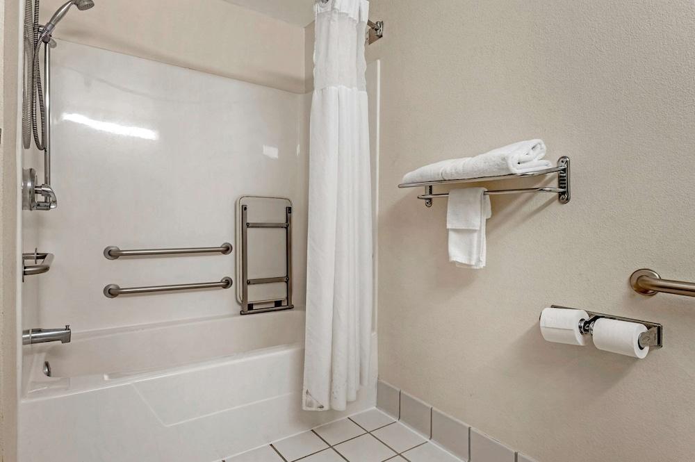 Quality Inn & Suites photo 23
