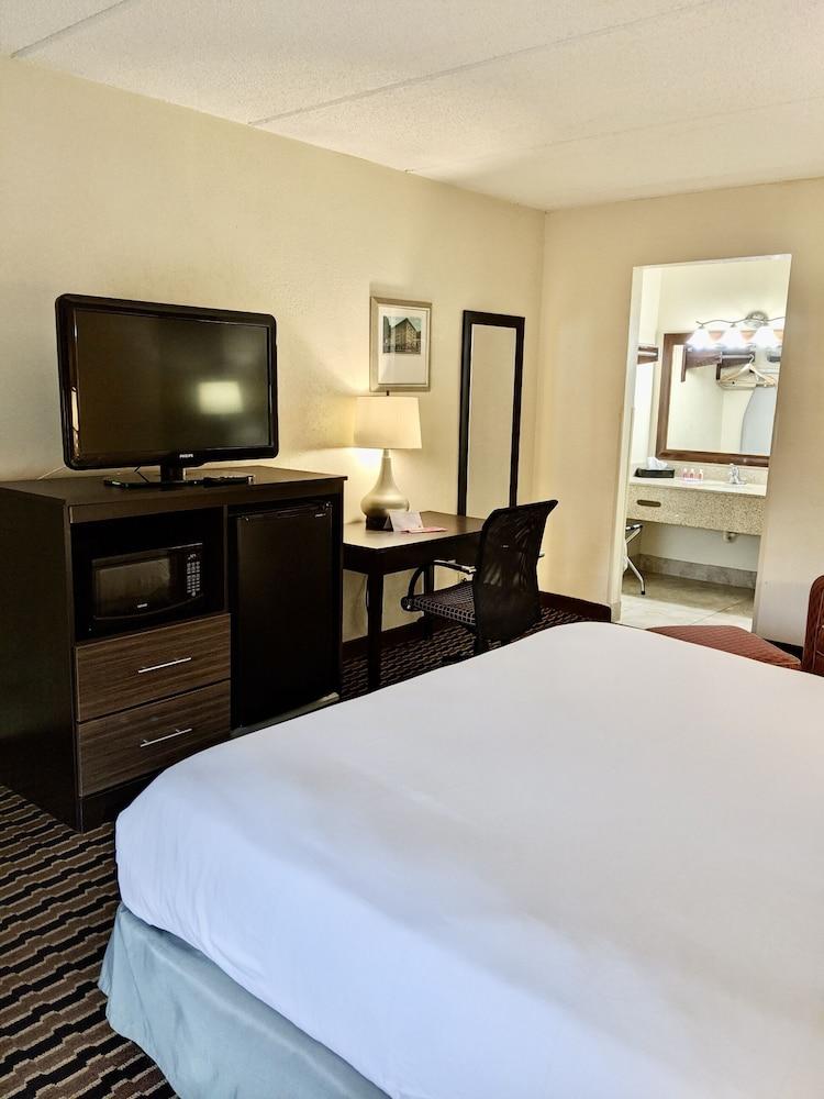 Econo Lodge Forest City photo 11