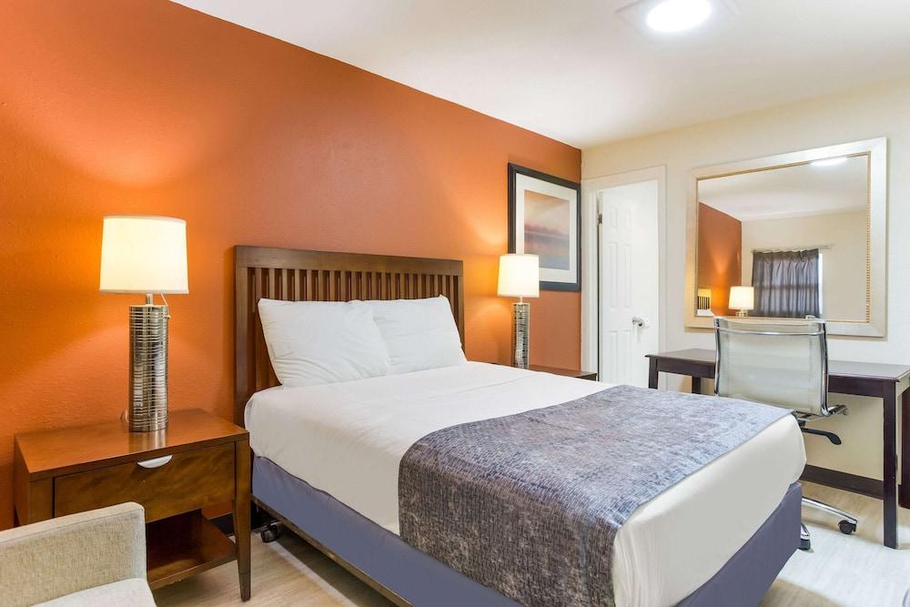 Rodeway Inn Berryville photo 6