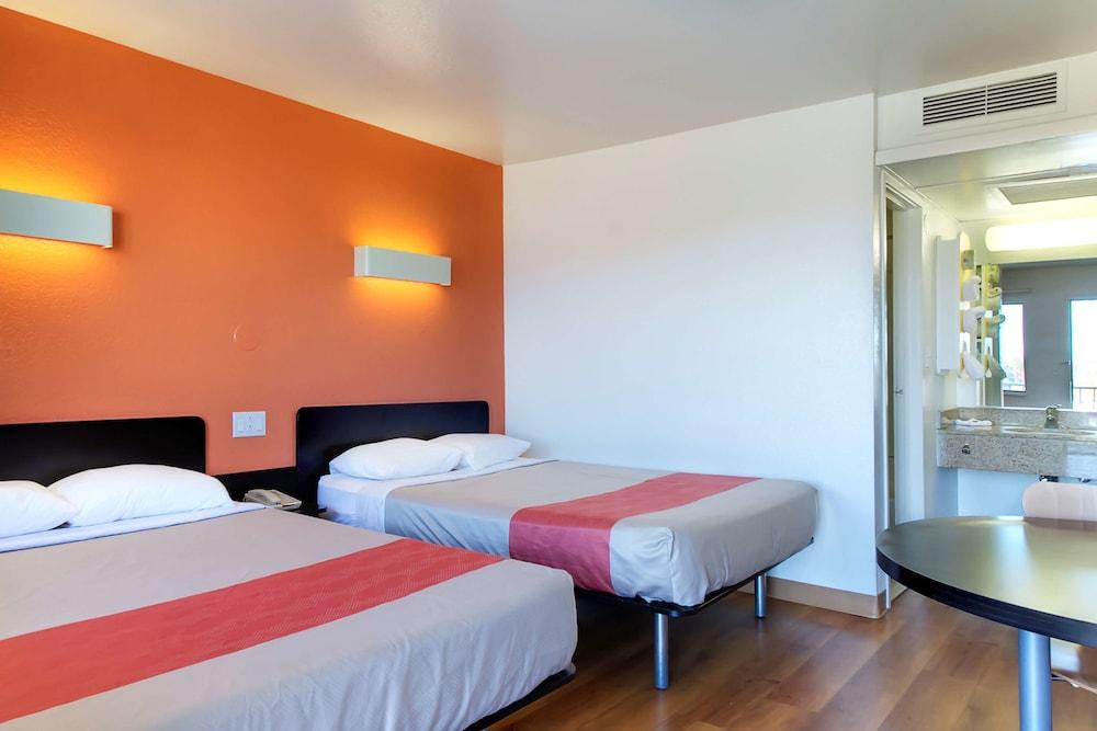 Motel 6 Capitol Heights, MD - Washington photo 11