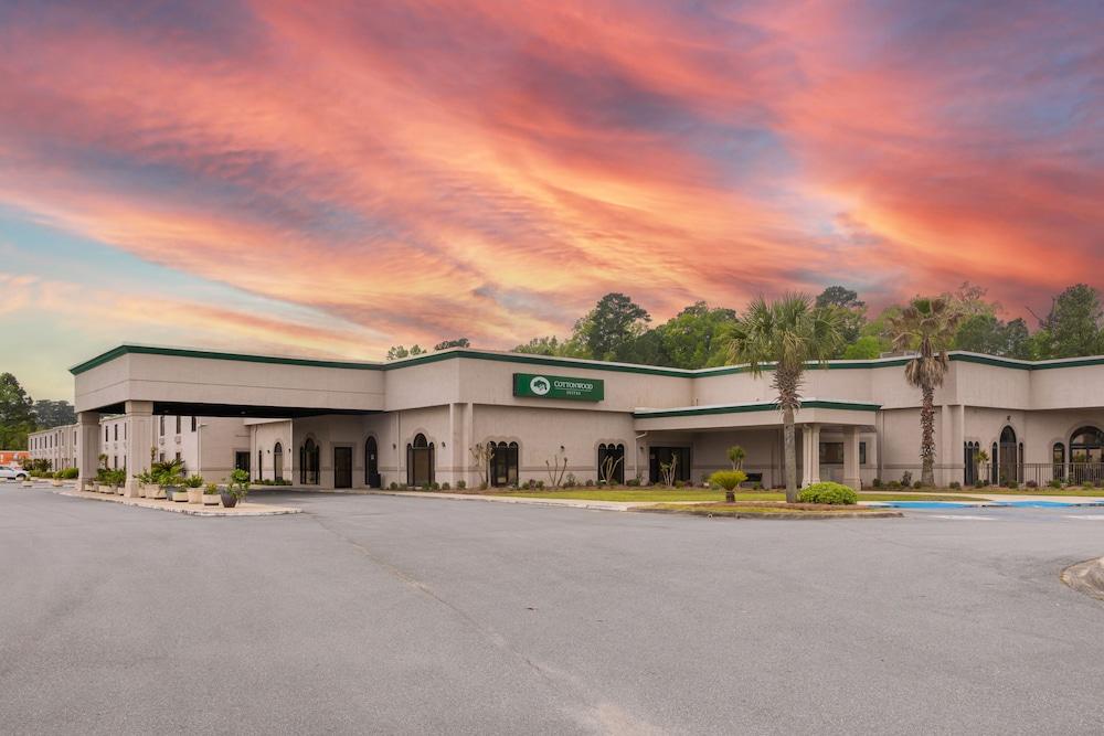 Cottonwood Suites Savannah Hotel & Conference Center photo 10