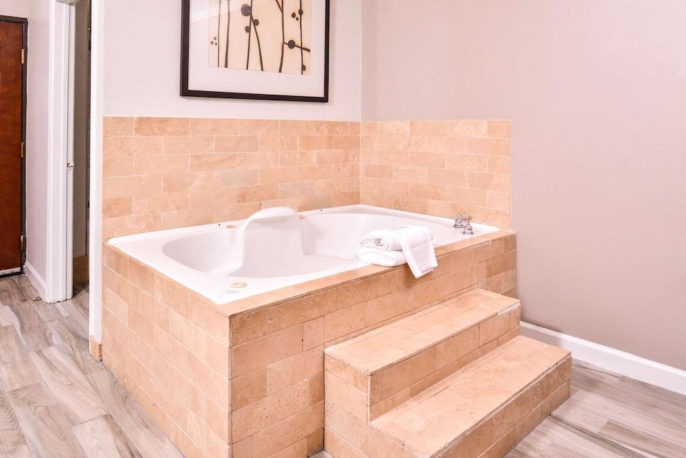 Quality Inn & Suites Beaumont photo 19