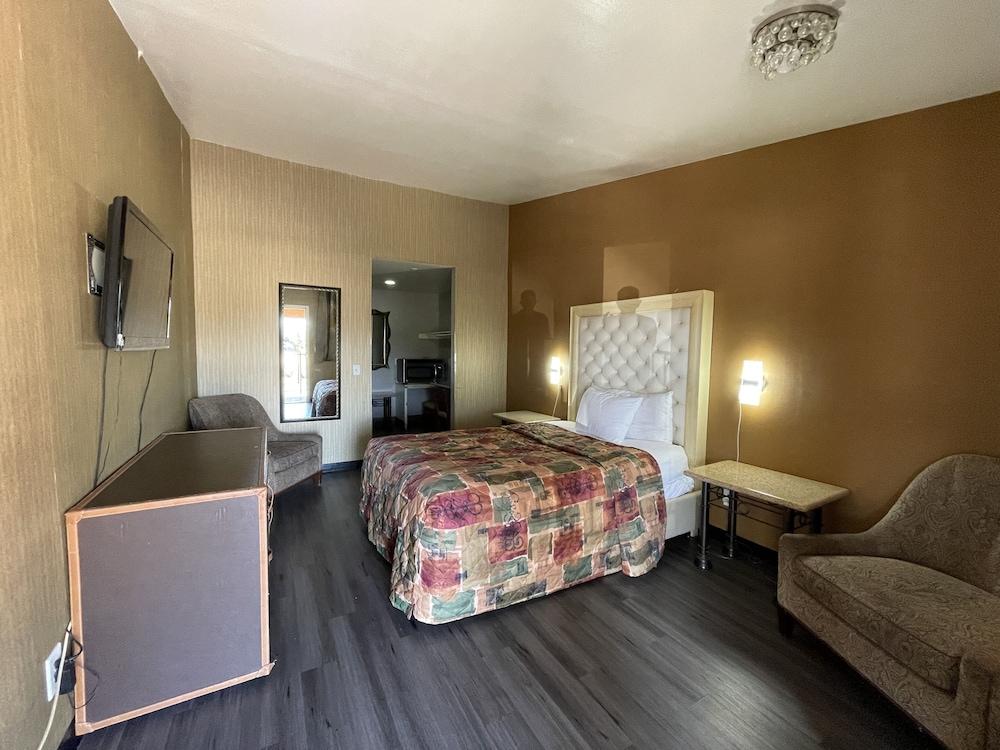 Crown Motel photo 21