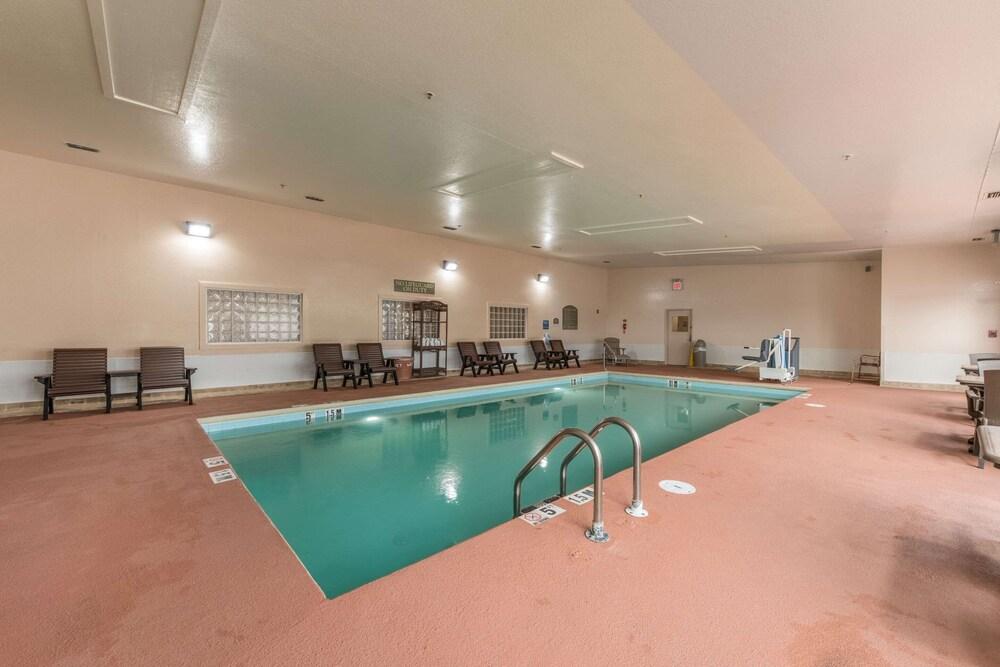 Quality Inn & Suites Hendersonville - Flat Rock photo 2