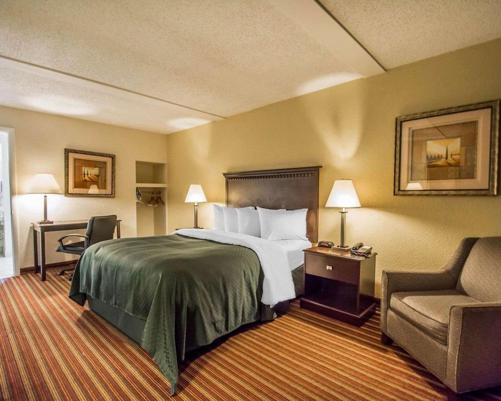 Quality Inn & Suites at Tropicana Field photo 16