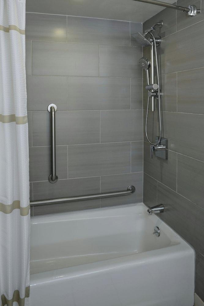 Marriott East Lansing at University Place photo 7