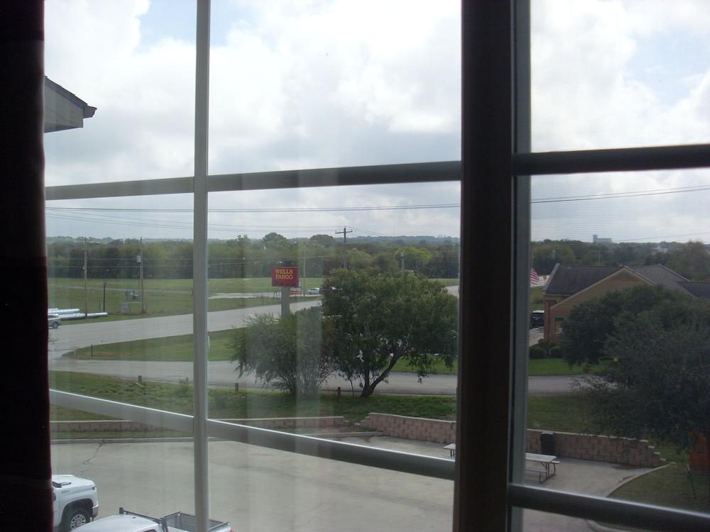 Microtel Inn & Suites by Wyndham Kenedy/Karnes City photo 24