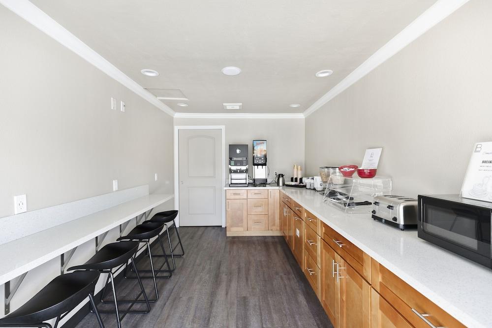 Le Blanc Inn & Suites photo 93