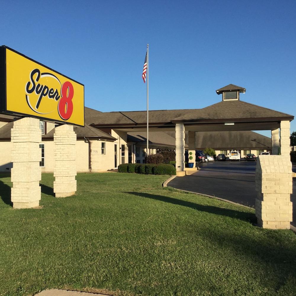 Super 8 by Wyndham Cleburne photo 10