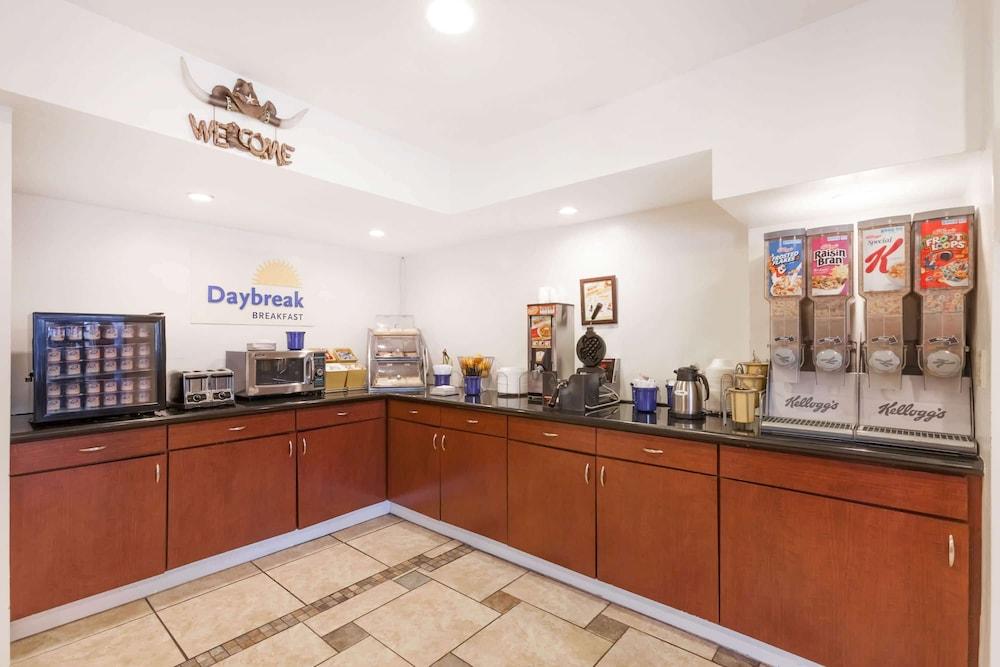 Days Inn by Wyndham Austin/University/Downtown photo 3