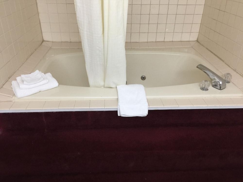 Laketree Inn And Suites Marion photo 13