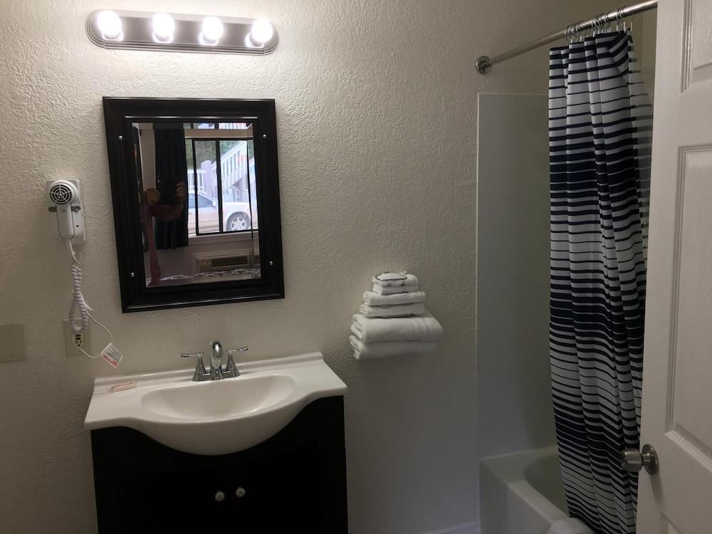 Belfair Motel photo 22