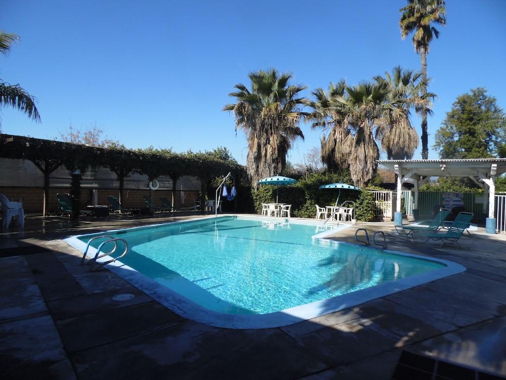 Elsinore Hot Springs & Lodge photo 4