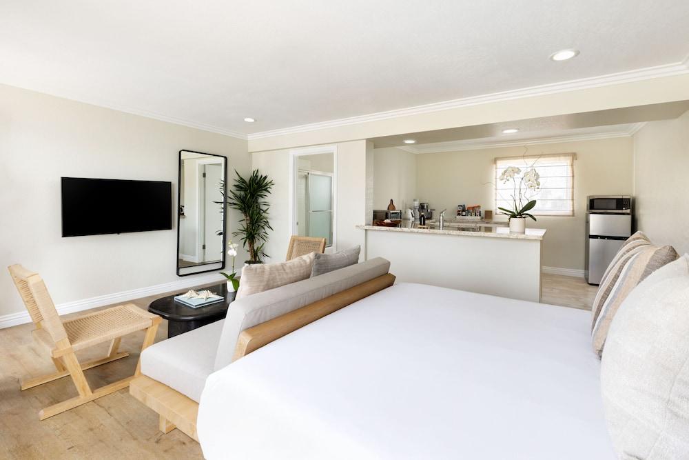 Pacific Edge Oceanfront Hotel photo 17