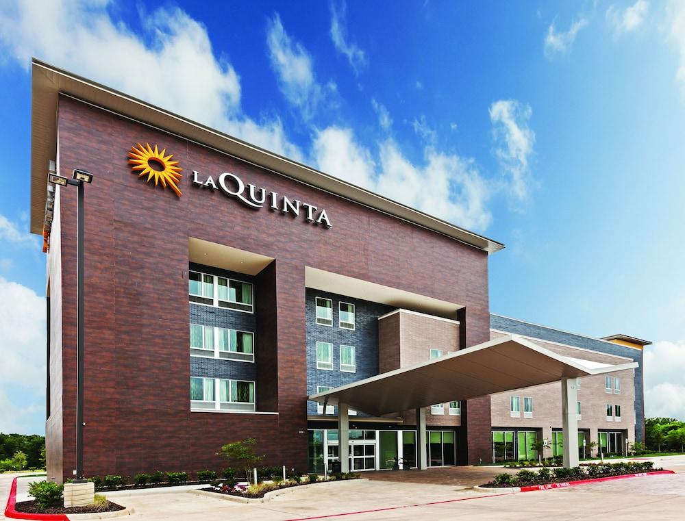 La Quinta Inn & Suites by Wyndham Orlando - IDrive Theme Parks photo 28