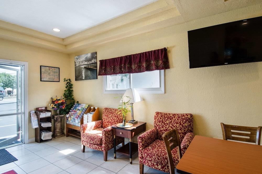 Econo Lodge West Yarmouth on Cape Cod photo 2