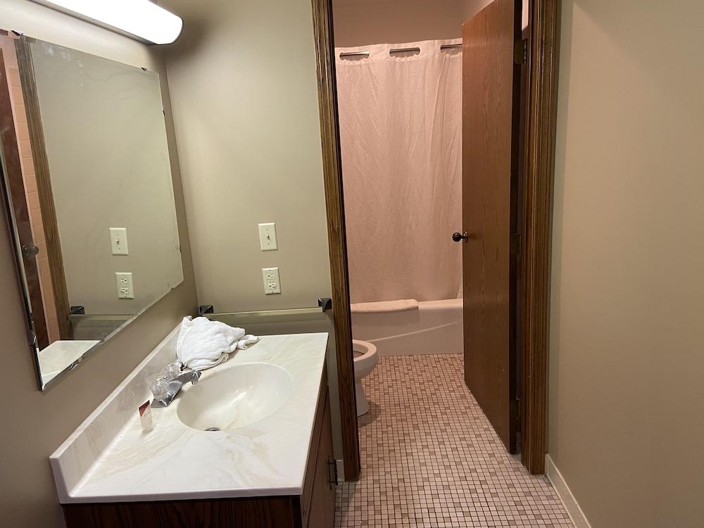 Colonial Inn Dyersville photo 37