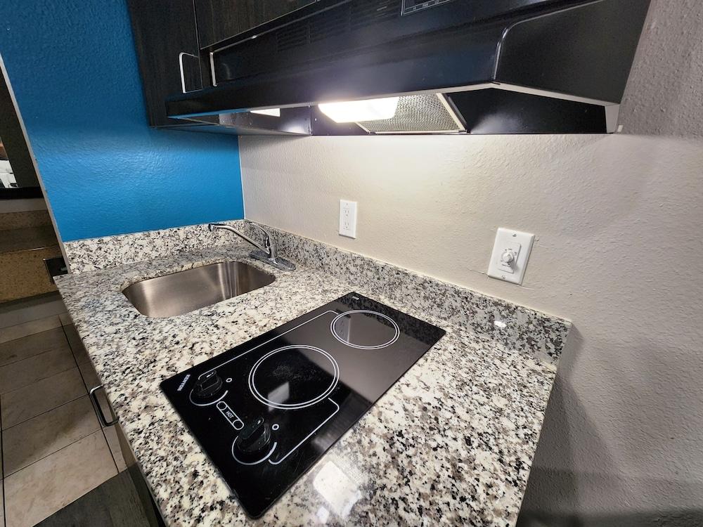 Scottish Inn & Suites photo 24