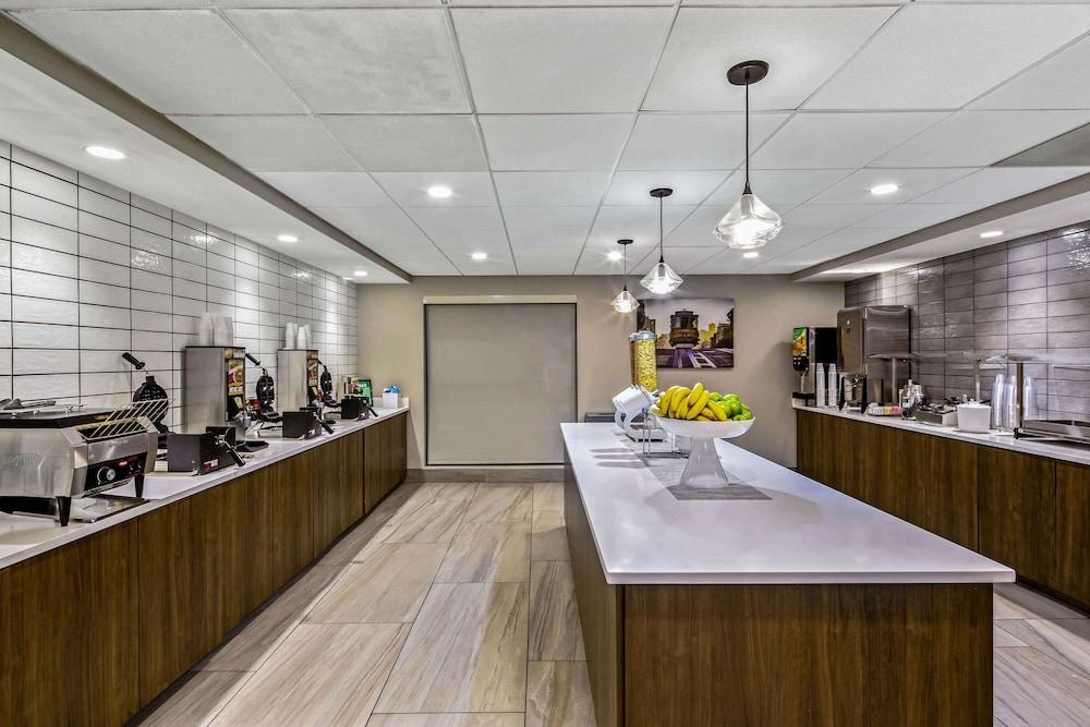 La Quinta Inn & Suites by Wyndham San Francisco Airport N photo 18