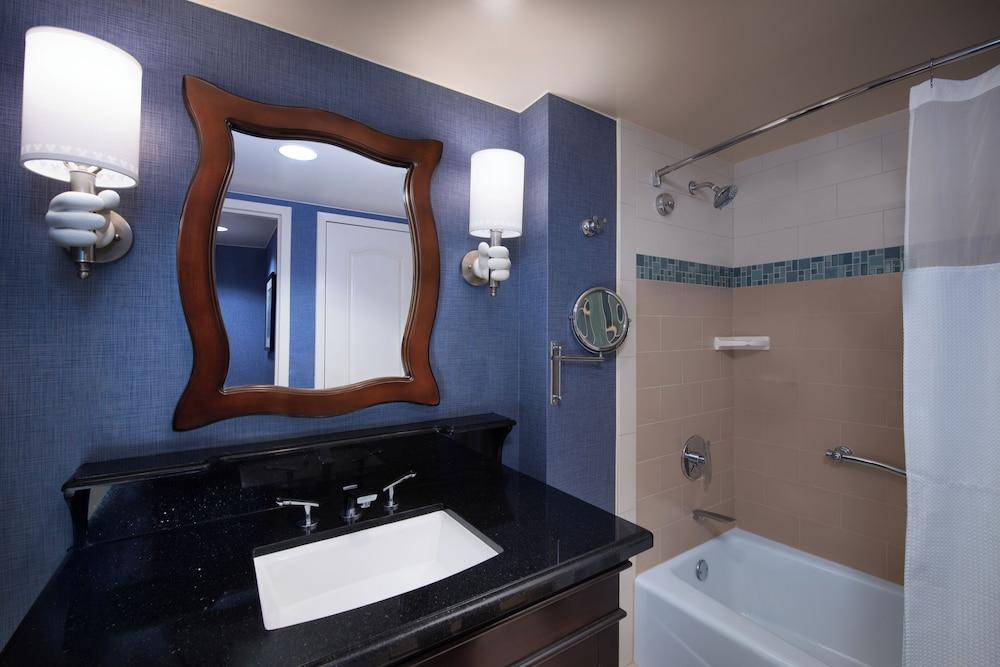 Disneyland Hotel photo 55
