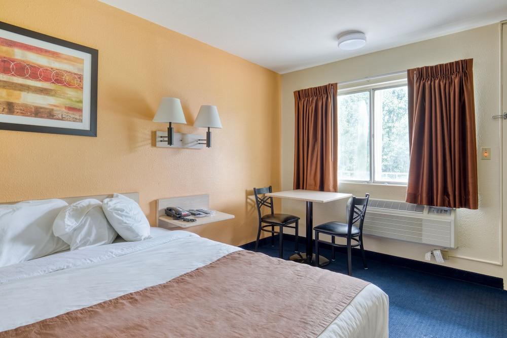 Days Inn by Wyndham New Philadelphia photo 14