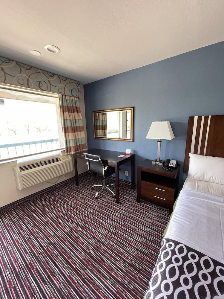 Econo Lodge Inn & Suites Enid South photo 6