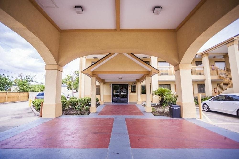 Downtowner Inn and Suites Hobby photo 14