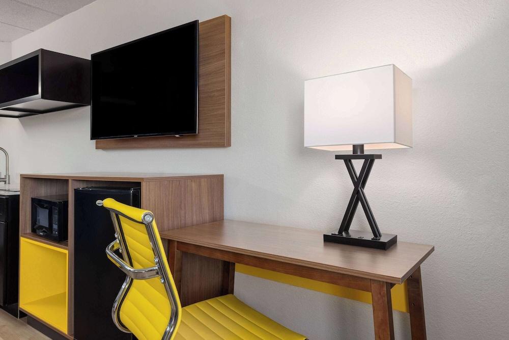Days Inn & Suites by Wyndham Indianapolis Airport East photo 16