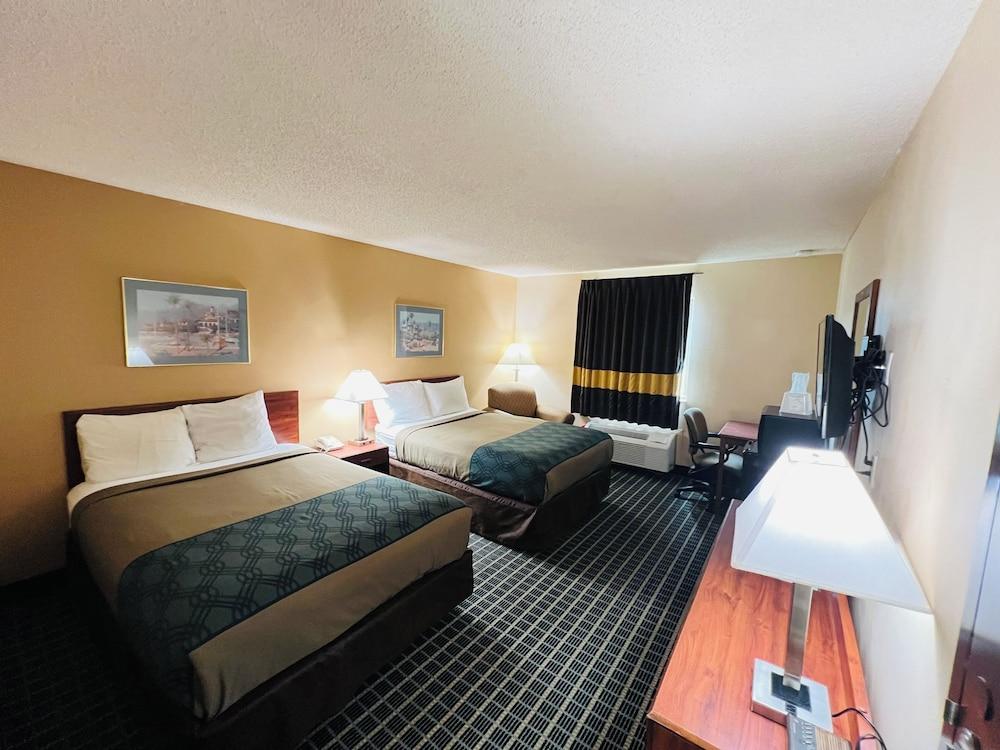 Hometown Inn & Suites photo 2