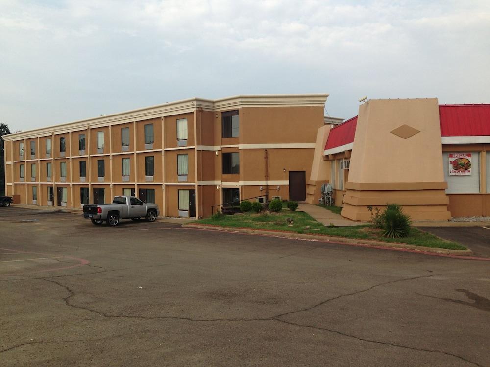 Executive Inn photo 1