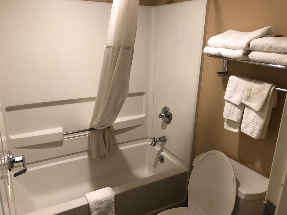Days Inn by Wyndham Columbus photo 19