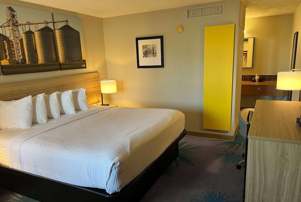 Days Inn by Wyndham Hays photo 23