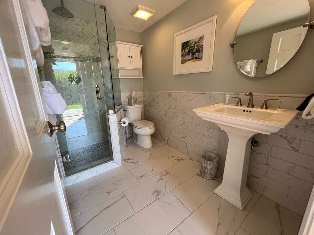 Beach Breeze Inn photo 48