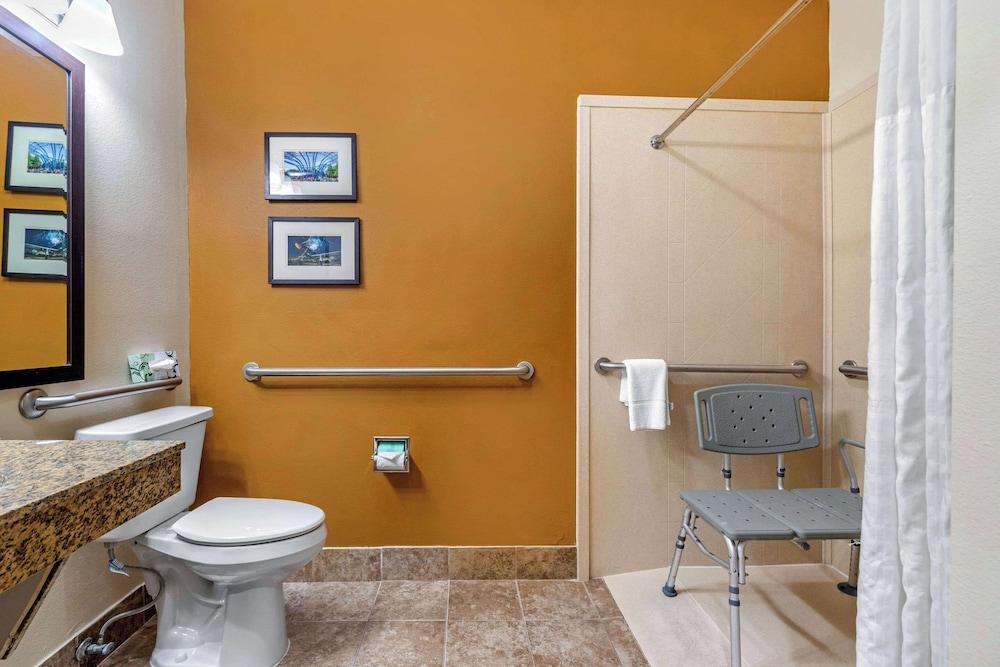 Quality Suites Addison - Dallas photo 39