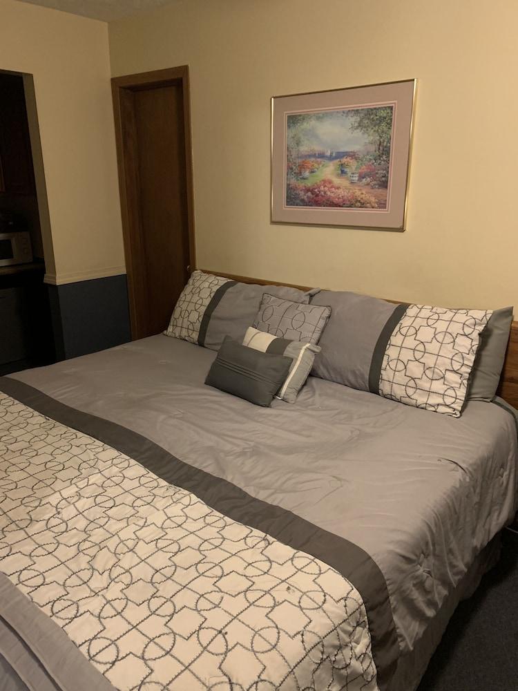 Blue Spruce Motel photo 64