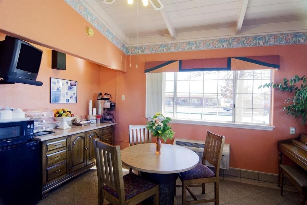 Americas Best Value Inn & Suites Oroville photo 12